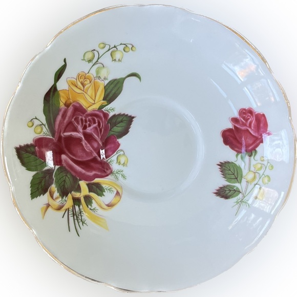 🎈2/$30 - REGENCY Bone China TEACUP & SAUCER. Roses & Lily of the Valley. - Picture 2 of 8